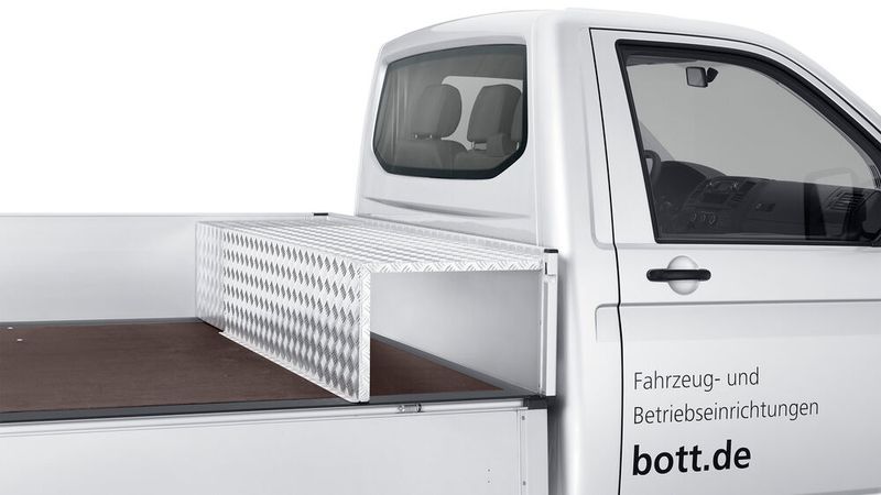 Mit dem Staufach für Pritschen kann Arbeitsmaterial wie Schaufeln und Besen sicher untergebracht werden. (Bild: Bott)