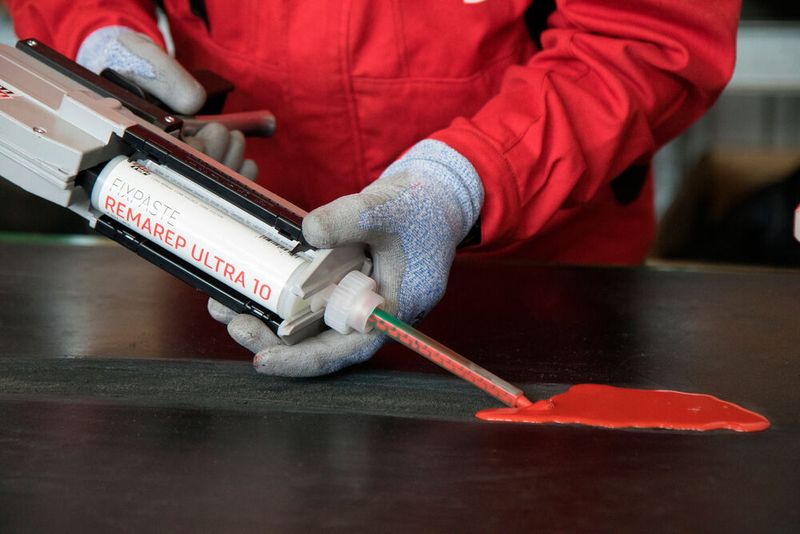 Nach Aushärtung des Klebstoffs wird das Reparaturmaterial über ein Austraggerät direkt auf die Schadstelle aufgetragen. (Bild: ralweb.de)