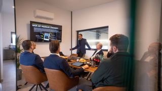 Markus Lindner vor der Jury – der Inhaber von Lindners Boxenstopp beim Besuch der Jury des Automotive Business Awards. Er erklärte ausführlich sein Konzept für Flottenkunden.  (Bild: Jonas Blank)