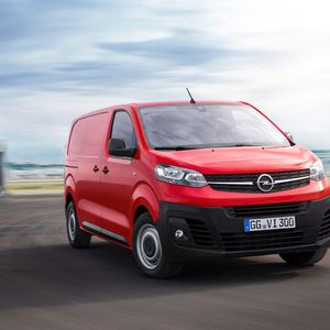 Ab dem Sommer 2020 kann der Kunde den Vivaro mit Elektroantrieb mit unterschiedlichen Batteriepaketen ordern.(Bild:  Opel)