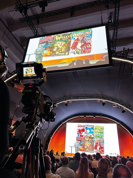 Das Buch „If it's smart, it's Vulnerable“ von Mikko Hyppönen (WithSecure) erscheint ab Juni nun auch auf Deutsch. Wer früh aufgestanden ist, erhielt am 2. Tag ein von ihm signiertes Buch. (Was meint ihr? Haben Steffi und ich auch eins bekommen?) (Bild: Vogel IT-Medien )