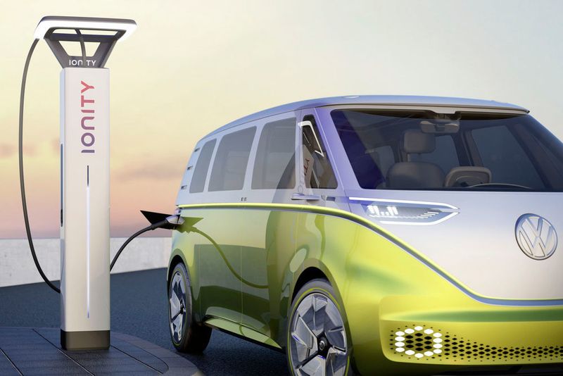 Volkswagen geht auch in Sachen Ladeinfrastruktur in die Offensive. Im Joint Venture Ionity arbeitet VW zusammen mit BMW, Daimler und Ford daran, ein zuverlässiges Netz von starken Schnellladestationen entlang der europäischen Fernstraßen aufzubauen. (Volkswagen)