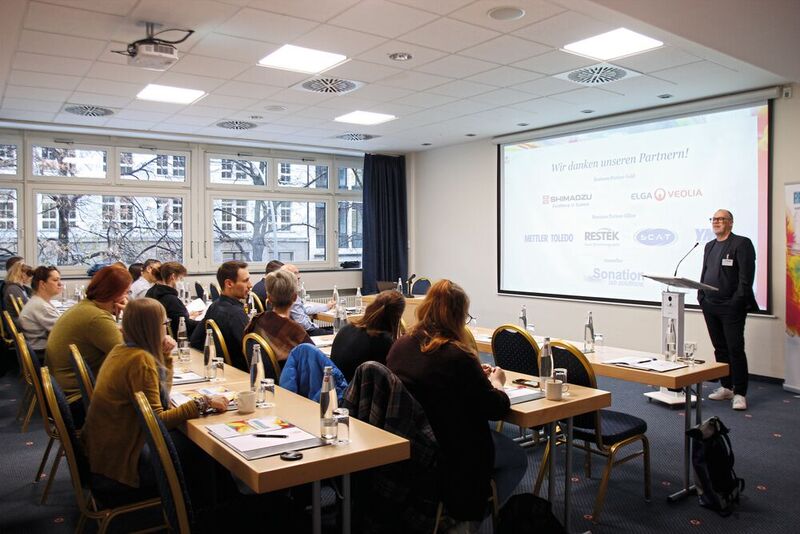 Praxistag-Moderator Marc Platthaus begrüßt die Teilnehmer des elften Praxistages HPLC in Berlin. (Bild: LABORPRAXIS/Dietz)