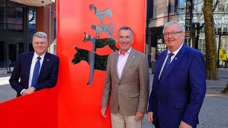 In der Hansestadt Bremen legten Geschäftsführer Christian Metje (v.l.), Obermeister Horst Koßmann und Präsident Karl-Heinz Bley die Bilanz des regionalen Kfz-Gewerbes für 2024 vor.  (Bild: Zietz - VCG)