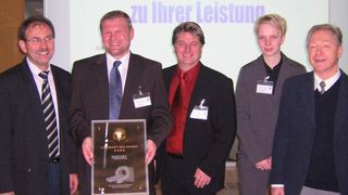 Feierliche Preisverleihung zum „Lieferant des Jahres“: Von links nach rechts: Johann Kalenyak, Einkauf Siemens Healthcare; Philipp J. Daum, Stefan Martin und Stefanie Dressel, alle Glen Dimplex Deutschland GmbH; Wolfgang Seitzinger, Materialmanagement Siemens Healthcare. Bild: Glen Dimplex (Archiv: Vogel Business Media)