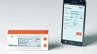Eine eigens entwickelte App überträgt via Bluetooth die Einnahmeverordnung an die digitalisierte Faltschachtel. (August Faller)