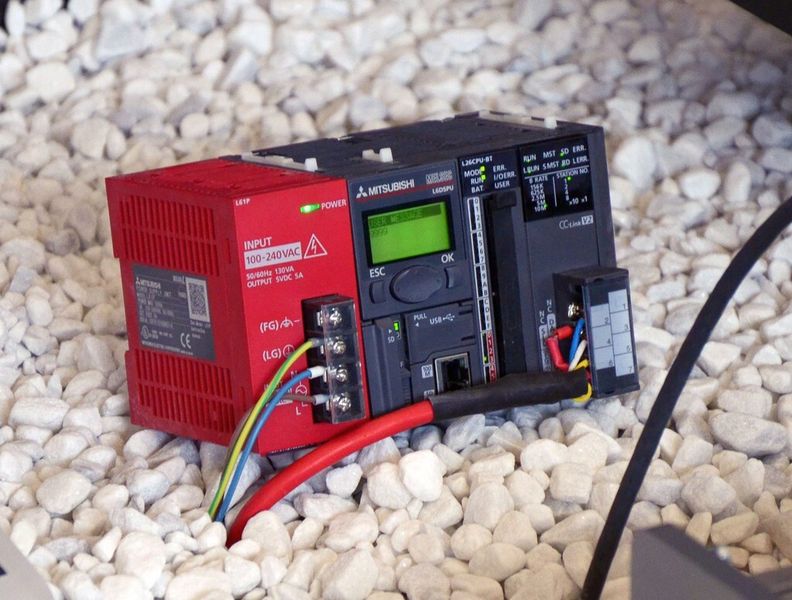 Die L-Serie ist eine für den Maschinenbau konzipierte Steuerung, in die bereits 24 digitale und Highspeed-E/As, Ethernet , CC-Link, Datenlogger mit SD-Kartenslot sowie ein Highspeed-Zähler integriert sind. (Michel)
