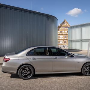 Die Batterie 13,5 kWh große Batterie lässt sich an einer Wallbox in 90 Minuten laden. An einer Haushaltsteckdose sind fünf Stunden Verweildauer nötig.(Bild:  Daimler)