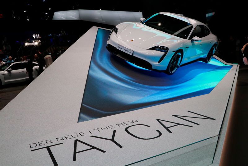 Das elektrisch High-Light des Monats und der Messe ist der Porsche Taycan mit großer Reichweite und seiner Multimaterial-Karosserie. Weitere Karosseriedetails sollen an den Aachener Karosserietagen gezeigt werden, »F+K« ist dabei. (Klasing)