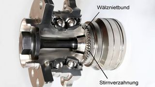 Doppelfunktion: Der Wälznietbund klemmt den Innenring des Lagers axial und ist gleichzeitig Träger der Stirnverzahnung zur Gelenkglocke. Bilder: FAG (Archiv: Vogel Business Media)