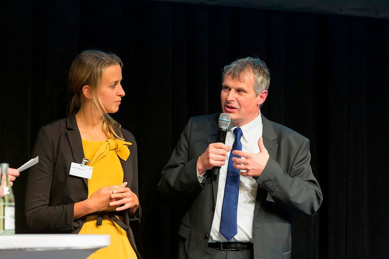 Sarah Uttendorf und Professor Dr. Ludger Overmeyer bei der Preisverleihung des Otto von Guericke-Preises am 15.12.2016 in Berlin. (AiF)
