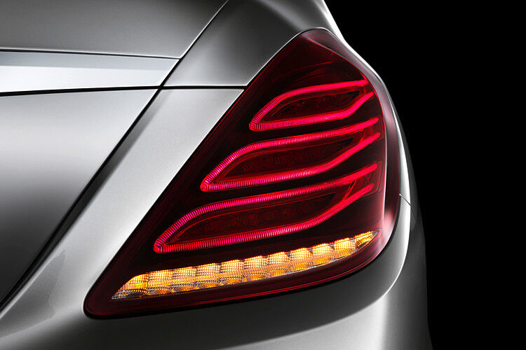 Eine Besonderheit bildet die Beleuchtung der S-Klasse: Alle Leuchtmittel sind LED – das Fahrzeug kommt ohne Glühlampen aus. (Foto: Daimler)