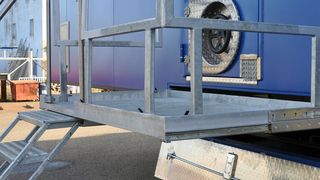 Den Türen des Brandcontainers sind ausziehbare Podeste vorgelagert, die auf Teleskopschienen von Rollon laufen. (Bild: Rollon)