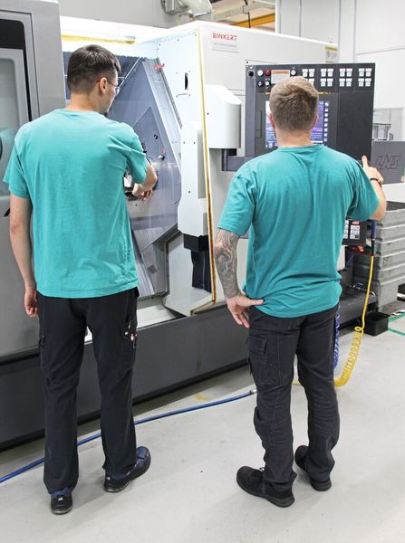 Die Programmierer bei der Eichenberger Gewinde AG sind begeistert: «Wir arbeiten nun seit einiger Zeit an der CMZ TTL 66 und müssen sagen: Diese Maschine ist ein Traum für jeden Maschinenbediener. Ihre Leistung, die Präzision und die Zuverlässigkeit sind beeindruckend. Egal, ob Prüfteile oder Serienfertigung – die TTL 66 läuft stabil, schnell und liefert immer Top-Ergebnisse. Besonders begeistert uns die Genauigkeit und Prozesssicherheit der Maschine – das ist echte High-End-Technik.» (Bild: Josef Binkert AG)