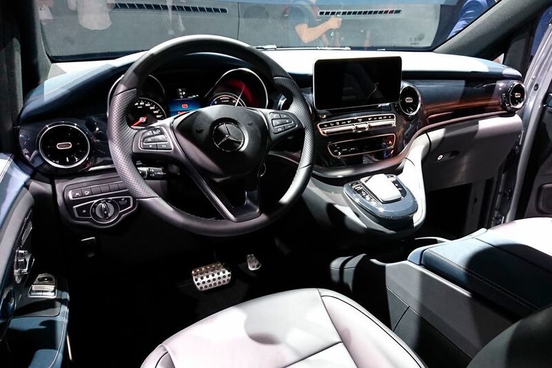 Das inzwischen in mehreren Pkw-Modellen eingeführte Infotainment-System MBUX mit den großflächigen Monitoren an Stelle von klassischen Armaturen erobert die V-Klasse erst mit der Elektroversion.  (Sven Prawitz/Automobil Industrie)