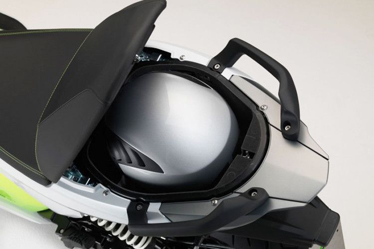 Gut verstaut: Unter der Sitzbank verbirgt sich ein praktisches Helm-Fach. (Foto: BMW)