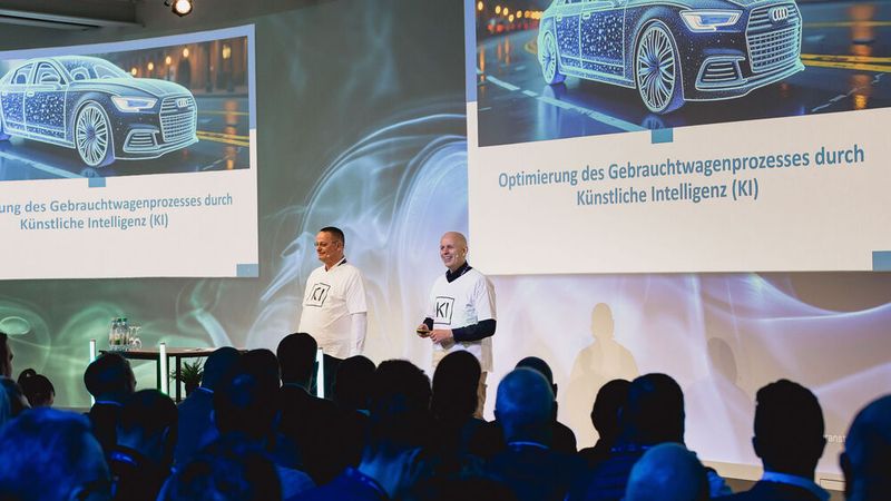 Die Gebrauchtwagencoaches Bert Grammel (li.) und Patrick Heun eröffneten das Programm mit einem Vortrag, wie Künstliche Intelligenz den Gebrauchtwagenprozess revolutioniert. (Bild: Stefan Bausewein)