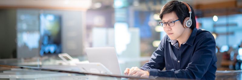 Die Mehrheit der Unternehmen ist sich der lauernden Gefahren bei Remote Work zwar bewusst. Trotzdem bieten die Wenigsten regelmäßige Trainings für ihre Mitarbeitende an. (Bild:  zephyr_p - stock.adobe.com)