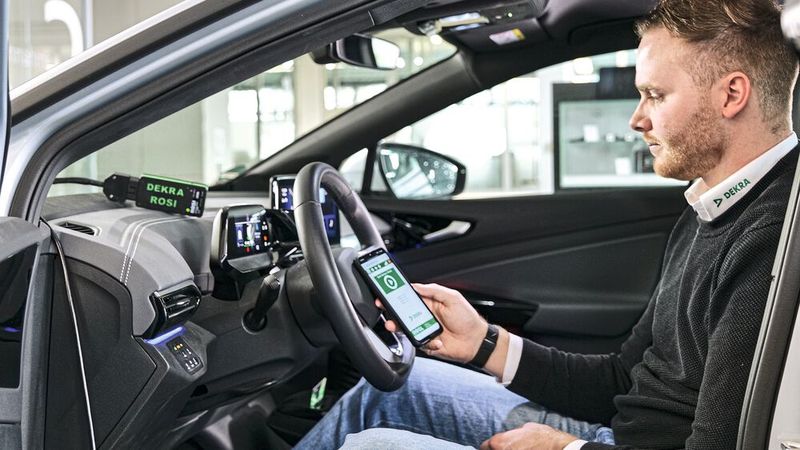 Simon Tilgner von Dekra beim statischen Teil des Batterietests. Über eine Dekra-eigene OBD-Schnittstelle werden die Daten aus dem Batteriemanagementsystem ausgelesen.(Bild:  Schmidt – VCG)