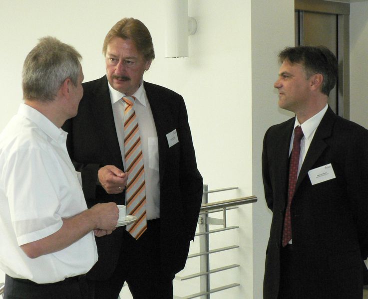 Der Moderator der Podiumsdiskussion Siegfried Schülein (mitte), Baumüller, beim Warm Up (Archiv: Vogel Business Media)