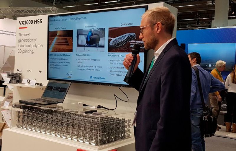 Auf der Formnext verkündete Voxeljet zusammen mit dem Fraunhofer IPA die Qualifizierung  neuer Polymermaterialien für das HSS-Verfahren. Darunter die Materialien HDPE (High Density Polyethylen) und Iglidur i3 PL. (Bild: D.Quitter / VCG)