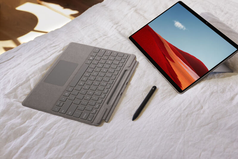 Die neue und stärkere Surface-Pro-X-Variante gibt es nun auch in der Farbe Platin. Stift und Keyboard kosten extra.  (Microsoft)