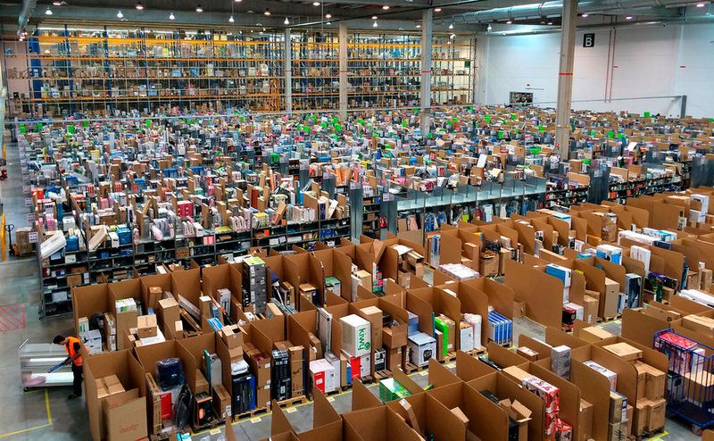Amazon landet als junges Unternehmen mit flachen Hierarchien auf Platz 24. Jedoch soll Mirarbeiter u.a. viel Arbeit bei schlechter Bezahlung erwarten. (Bild: Álvaro Ibáñez)