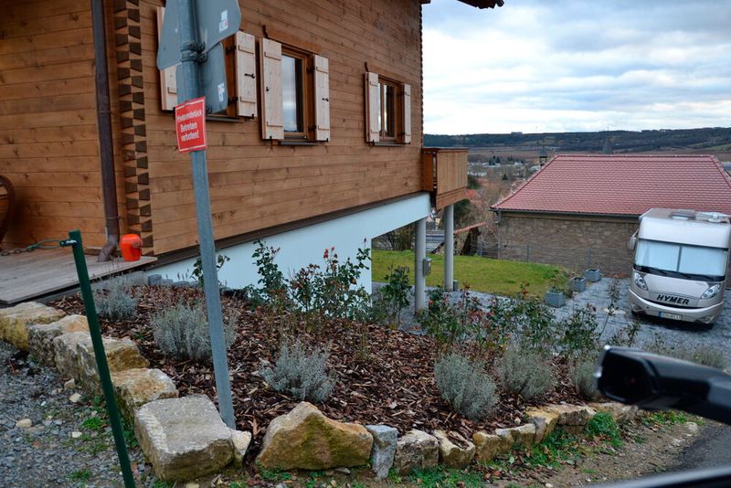 Am Ziel angekommen fanden wir ein schickes Haus mit genialem Blick ins Maintal vor. Eine Ladesäule gab es am Fuße des Weinbergs jedoch nicht.  (Bild: Michel/»kfz-betrieb«)