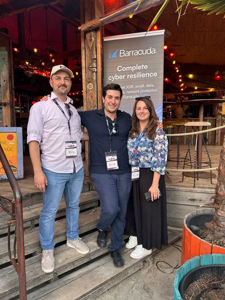 (v. l.) Ronny Sonntag und Deniz Holzmann (Barracuda) und Anita Weit (digit solutions) sind die richtigen Fachleute, wenn es Cyber Resilience geht. (Bild: Vogel IT-Medien)