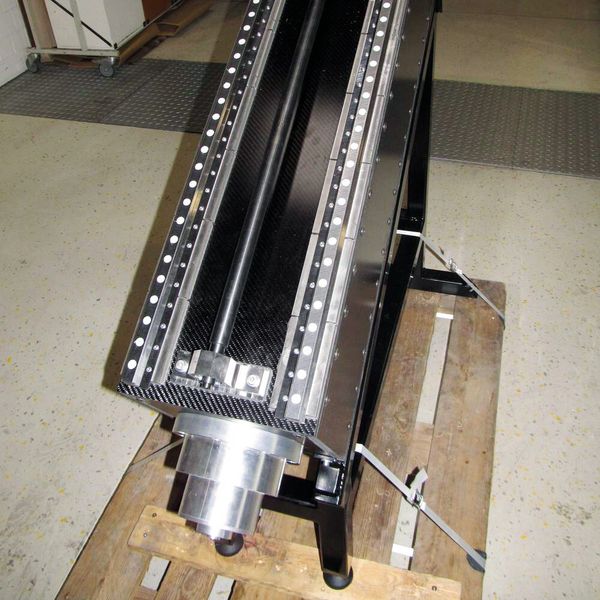 Maschinenschlitten in Faserverbund-Differenzialbauweise (CFK-Halbzeuge und Stahlkomponenten zur Krafteinleitung). (Bild: Fraunofer-IWU)