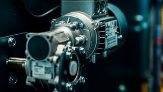 Die exakte und schnelle Bewegung bestimmt die Wirtschaftlichkeit von Maschinen. Ein mechatronisches Antriebssystem sorgt zudem für mehr Effizienz und Dynamik. (Bild: © Industrial Arts - stock.adobe.com)