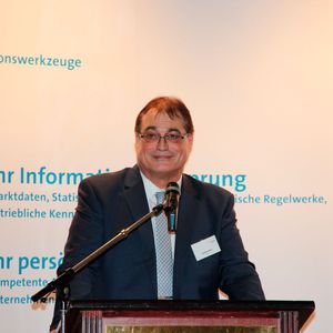 Lothar Horn, Vorsitzender VDMA Präzisionswerkzeuge und Vorsitzender der Fachabteilung Wendeschneidplatten auf der Jahrespressekonferenz des Fachverbands Präzisionswerkzeuge im VDMA zum Gesamtausblick auf das Jahr 2016: „Wir gehen davon aus, dass die deutsche Präzisionswerkzeug-Industrie ihre Produktion insgesamt um 4 % steigern wird.“