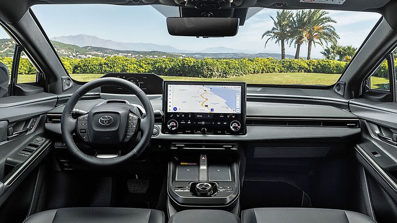Einziger Kritikpunkt im übersichtlich gestalteten Innrenraum ist das Display hinter dem Lenkrad. Der Lenkradkranz verdeckt einen großen Teil der Anzeige. (Bild: Toyota)