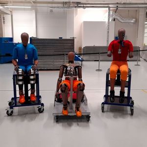 Warten auf den nächsten Einsatz: 5 der insgesamt 13 Crashtest-Dummies von Skoda. (Bild:  Rudolf Huber/SP-X)