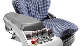 Die Multifunktions-Armlehne des MSG75E/521 verfügt über Fingertip-Controls, Schalter, Fahrtrichtungsschalter und einen Notfall-Knopf. (Bild: Grammer)