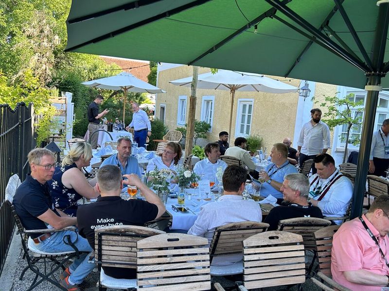 Bei sommerlichen Temperaturen, gutem Wein und exzellentem 4-Gänge-Menü lässt man den Abend ausklingen. (Bild: Boston)