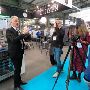 Le second jour du salon, la visite de douze journalistes de la presse professionnelle franco-suisse leur a permis la découverte des innovations marquantes du salon.(Source :  simodec@rochexpo.com)