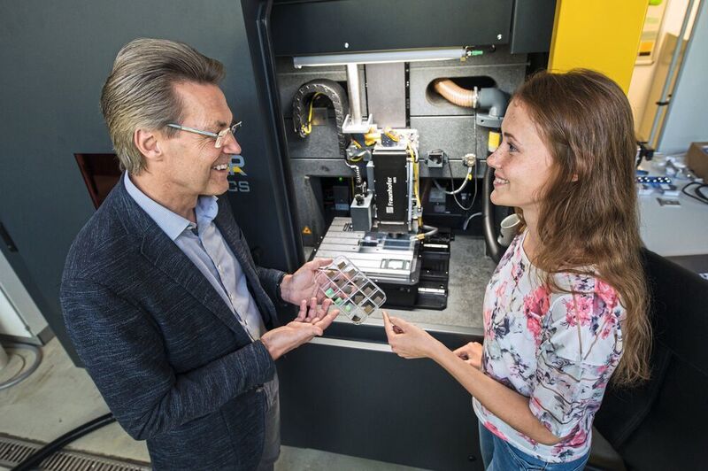 Professor Frank Mücklich bespricht laserstrukturierte Proben mit Masterstudentin Laura Ulrich. (© Oliver Dietze)