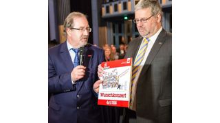 Liebgewonnenes Ritual zu Beginn der Verhandlungen: Peter Hausmann, Verhandlungsführer der IG BCE, übergibt Hans-Carsten Hansen, Vertreter der Arbeitgeberseite (BAVC), eine "Wunschkonzert"-Schallplatte mit den Forderungen der Gewerkschaft in Dauerschleife. (Bild: IG BCE/Christian Burkert https://www.flickr.com/photos/igbce/16011360374/in/set-72157651017508)