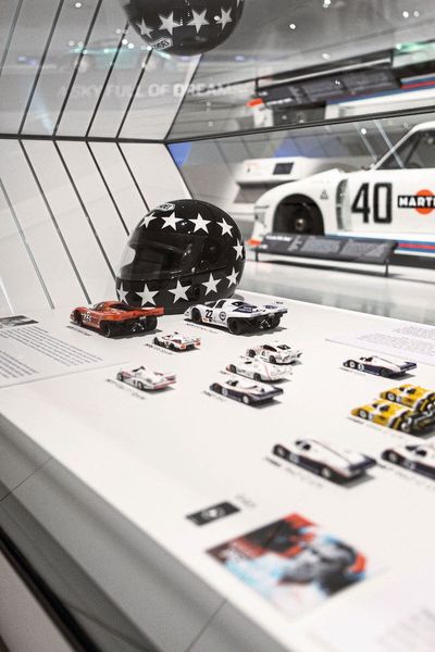 Eine Vitrine zum Thema „100 Jahre 24-Stunden-Rennen in Le Mans“ würdigt das Langstreckenrennen an der Sarthe. (Bild: Porsche)