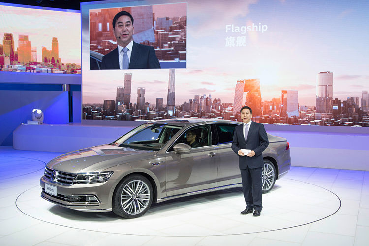 Chen Xianzhang, Präsident der SAIC Volkswagen Automotive Co., präsentiert den VW Phideon. (Foto: VW)