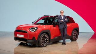 Oliver Zipse vor dem neuen Mini Aceman. (Bild: Tom Kirkpatrick; BMW Group)