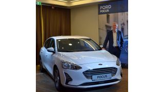Ford-Deutschland-Verkaufsdirektor Hans-Jörg Klein mit dem neuen Ford Focus. (Mauritz/»kfz-betrieb«)