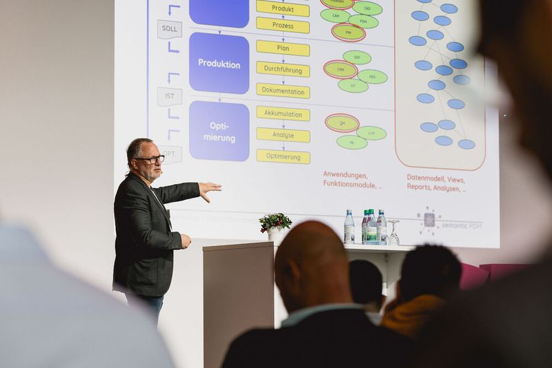 Wie lassen sich Excel-Chaos und Dateninseln vermeiden? Andreas Weber von semantic PDM zeigt, wie eine graphbasierte Datenplattform Transparenz und Rückverfolgbarkeit schafft – von den Anforderungen bis hin zu Produktionsdaten. (Bild: Stefan Bausewein)