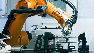 Ein an die Rollex-HP-Anlage angebundener Roboter kann die Werkstücke effizient und schnell von einem Werkstückträger oder vereinzelt von einem Zuführband entnehmen und die Maschine bestücken. (Profiroll)