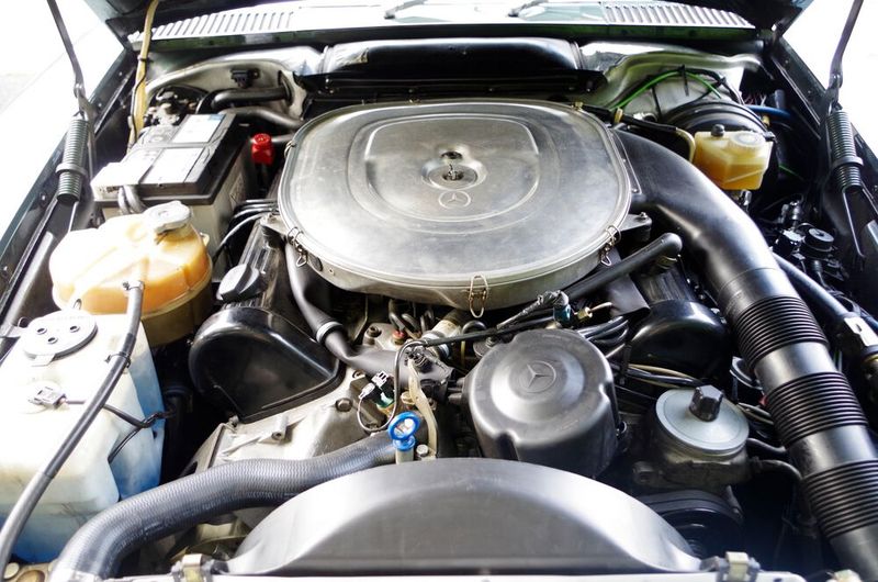 Der Motor im 500 SL – hier wird noch deutlich, was wie funktioniert. (Bild: Patrick Broich/SP-X)