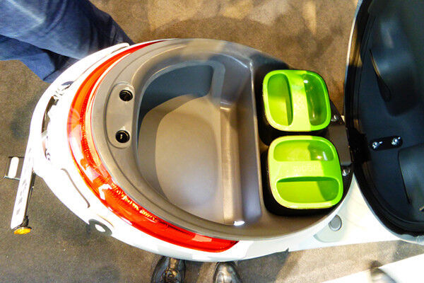 Unter die Sitzbank passen neben dem Helm auch die beiden Panasonic-Batterien. (Foto: Hartmut Hammer)