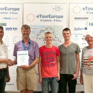 Siegerehrung eTourEurope 2014 (von links): eTourEurope-Initiator Werner Hillebrand-Hansen gratuliert den Siegern in der Kategorie CO (Open Category) Klaas Mulder und seinen Söhnen Marco und Frank sowie B.E. Mulder-Kunst. (Bild:  ePROJEKT)