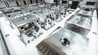 Zimm produziert Spindelhubgetriebe, die zum Beispiel in der Papierindustrie beim Heben und Senken von großen Papierrollen eingesetzt werden. (Bild: Kuka)