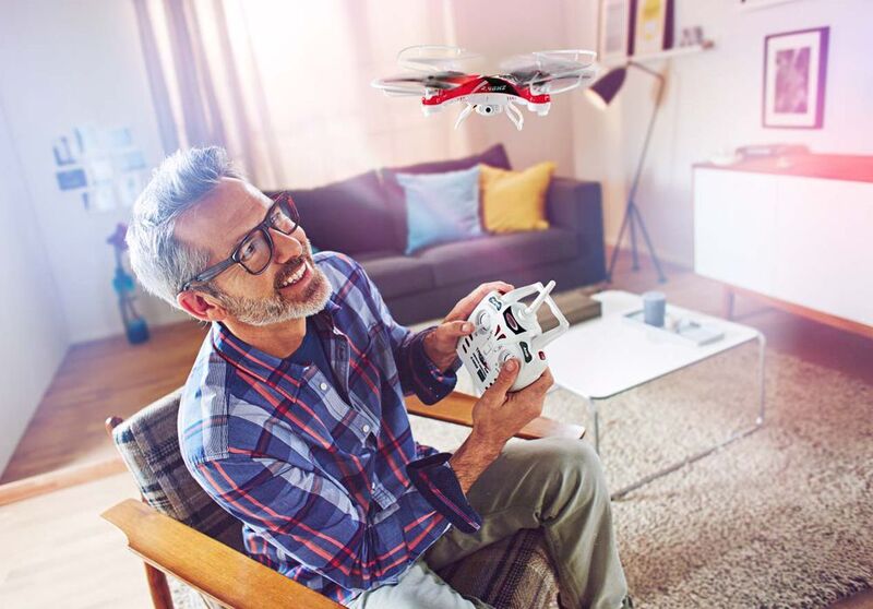 Der Quadcopter hat eine Video- und Fotofunktion sowie zwei Flugmodi (Anfänger und Profis). Er eignet sich für drinnen und draußen und fliegt bis zu 40 km/h schnell. Das Gadget beherrscht einen 360-Grad-Flip-Salto. Die HD-Kamera löst mit zwei Megapixel auf. Das Bildmaterial lässt sich auf einer wechselbaren 2-GB-SD-Karte speichern. Der Hubschrauber ist etwa 20 x 4 cm groß, der Rotor hat einen Durchmesser von 10 cm. Im Kaufpreis von rund 200 Euro sind eine 4-Kanal-2,4-GHz-Fernsteuerung, der Flugakku, Batterien, Ersatzrotorblätter, ein USB-Ladekabel und die Bedienungsanleitung enthalten. (Bild: Tchibo)